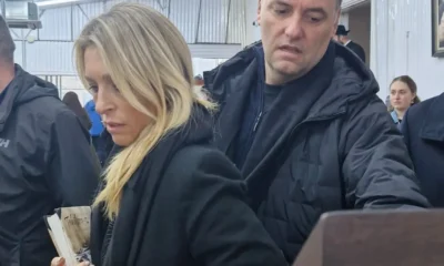 Adorni esposa avión presidencial